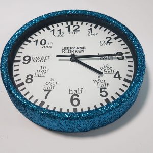 Leerzame glitter klok Blauw/Wit 20 cm